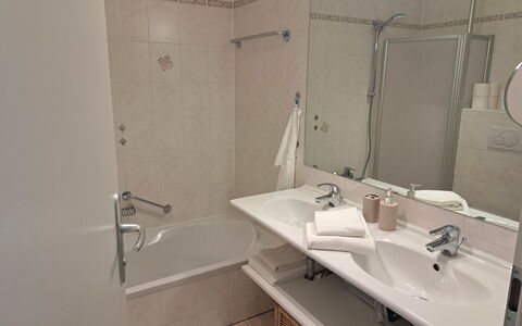 Vinzek: Robinet, Luminaire Plomberie, Lavabo, Évier, Salle De Bains, Miroir, Sol, Plomberie, Sol