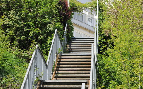 Vinzek: Bâtiment, Escaliers, Plante, Arbre, Maison, Pente, Herbe, Bois, Arbuste, Façade
