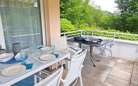 Vinzek: Table, Meubles, Propriété, Plante, Vaisselle, Chaise, Vaisselle, Mobilier De Jardin, Design Intérieur, Bois