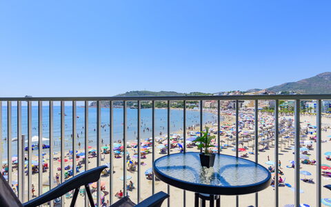 Grimaca Playa de la Concha: Voiture, Roue, Bâtiment, Ciel, Véhicule, Fenêtre, Véhicule À Moteur