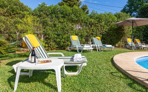 Villa Ciclamen: Ciel, Plante, Meubles, Chaise, Nuage, Arbre, Mobilier De Jardin, Tableau De Plein Air, Balancelle, Table