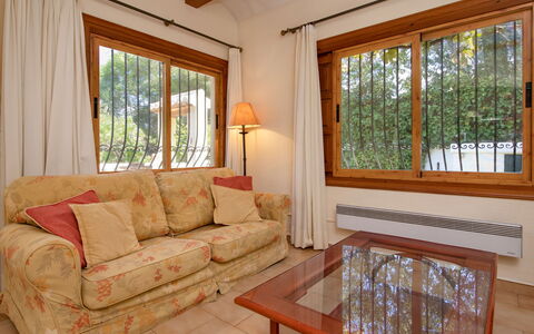 Villa Ciclamen: Propriété, Meubles, Canapé, Table, Fenêtre, Bois, Design Intérieur, Salon, Ombre