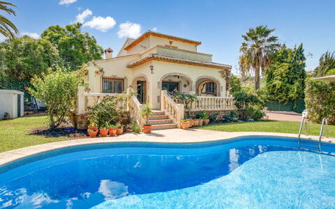 Villa Ciclamen: L'Eau, Ciel, Plante, Nuage, Bâtiment, Bleu Azur, La Nature, Bleu, Arbre, Piscine