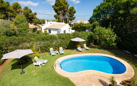 Villa Ciclamen: L'Eau, Plante, Propriété, Nuage, Ciel, Piscine, Arbre, Bleu Azur, Bâtiment, Ombre