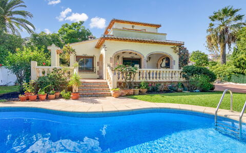 Villa Ciclamen: L'Eau, Plante, Ciel, Nuage, Propriété, Bâtiment, Bleu, La Nature, Fenêtre, Bleu Azur