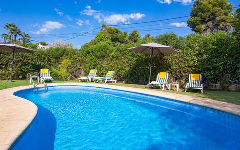 Villa Ciclamen: L'Eau, Plante, Nuage, Ciel, Propriété, Piscine, Bleu, Bleu Azur, Arbre, Mobilier De Jardin
