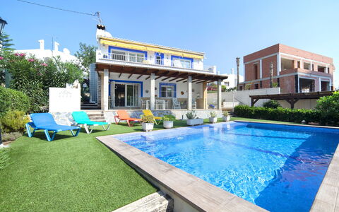 Teruel: L'Eau, Plante, Ciel, Bâtiment, Propriété, Piscine, Bleu Azur, Fenêtre, Chaise, Architecture