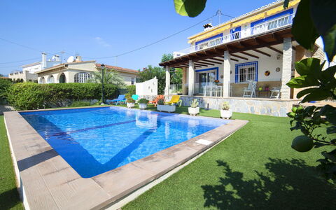 Teruel: Plante, Ciel, L'Eau, Bâtiment, Bleu Azur, Fenêtre, Ombre, Piscine, Maison, Lot Terre