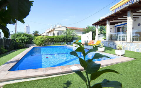 Teruel: Plante, Bâtiment, Ciel, Propriété, L'Eau, Bleu Azur, Ombre, Fleur, Piscine, Herbe
