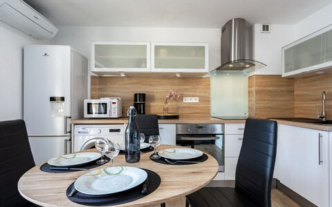 Europa: Cabinetry, Meubles, Propriété, Comptoir, Table, Bâtiment, Appareil De Cuisine, Chaise, Cuisine, Cuisinière