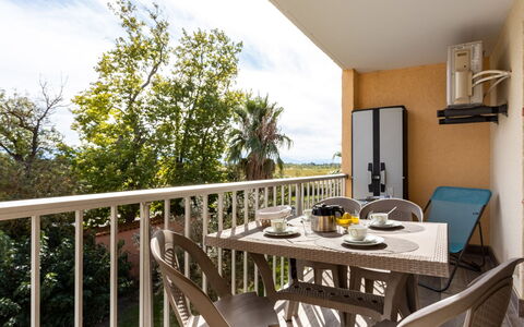 Europa: Ciel, Bâtiment, Meubles, Nuage, Table, Chaise, Plante, Bois, Plante D'Appartement, Porche
