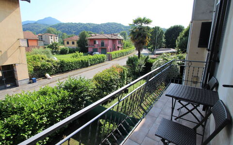 Tucano: Plante, Bâtiment, Ciel, Arbre, Design Urbain, Fenêtre, Clôture, Zone Résidentielle, Maison, Chaise