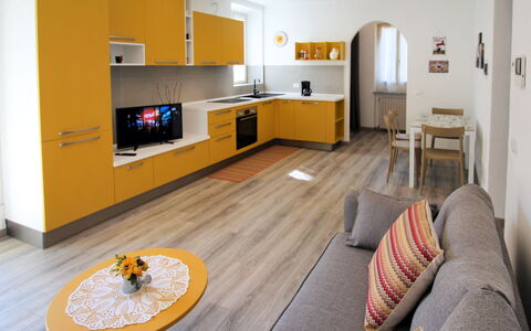 Tucano: Meubles, Propriété, Cabinetry, Table, Comptoir, Bois, Orange, Canapé, Jaune, Éclairage