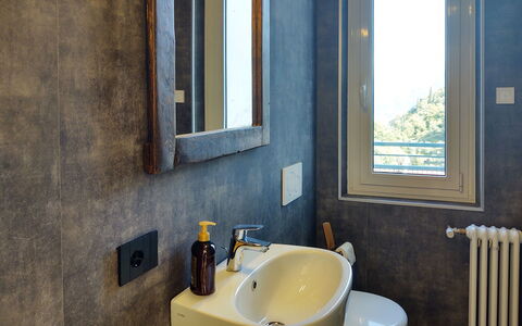 Villa Canonica: Robinet, Luminaire Plomberie, Évier, Lavabo, Fenêtre, Miroir, Salle De Bains, Bleu Azur, Bois, Violet