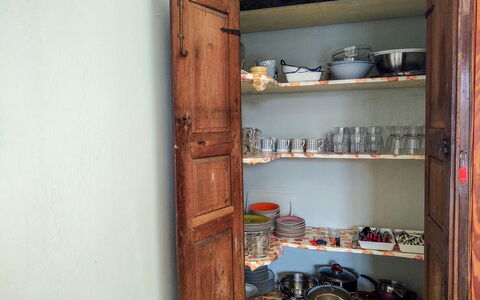 Villa Canonica: Propriété, Étagère, Meubles, Rayonnage, Bois, Mur, Cabinetry, Placard, Placard, Dur