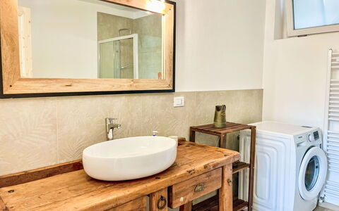 Giò: Miroir, Buanderie, Robinet, Évier, Luminaire Plomberie, Lavabo, Propriété, Meubles, Cabinetry, Armoire De Toilette