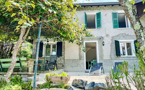 Giò: Plante, Bâtiment, Fenêtre, Maison, Arbre, Chalet, Zone Résidentielle, Porte, Ombre