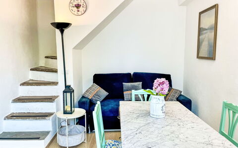 Giò: Meubles, Propriété, Cadre, Table, Canapé, Bleu Azur, Bâtiment, Design Intérieur, Textile, Confort