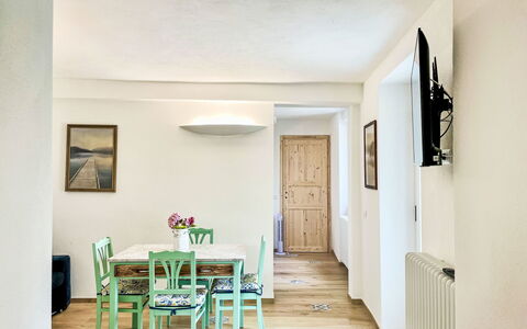 Giò: Meubles, Propriété, Table, Cadre, Bâtiment, Chaise, Bois, Porte, Design Intérieur, Plante