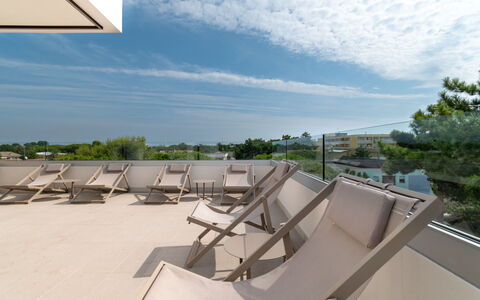 Bibione 755: Nuage, Ciel, Propriété, Bâtiment, Bois, Ombre, Design Urbain, Arbre, Condominium, Immobilier