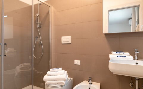 Bibione 755: Miroir, Robinet, Propriété, Évier, Luminaire Plomberie, Lavabo, Salle De Bains, Bleu, Noir, Tete De Douche