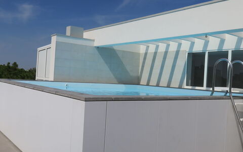 Bibione 755: Nuage, Ciel, Bleu Azur, Rectangle, Ombre, Bois, Design Urbain, Composite, Façade, Pente