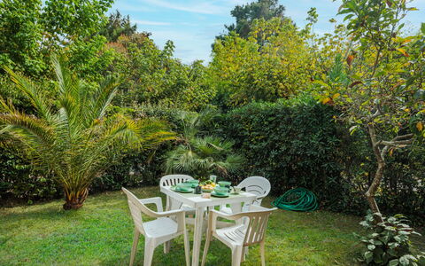 La Rocchetta: Plante, Nuage, Communauté Des Plantes, Ciel, Paysage Naturel, Table, Chaise, Végétation, Herbe, Arbre