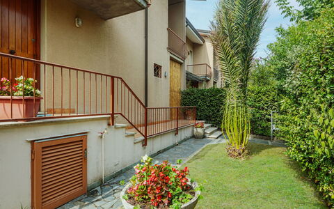 La Rocchetta: Plante, Bâtiment, Fleur, Propriété, Pot De Fleur, Plante D'Appartement, Fenêtre, Maison, Arbre, Lot Terre