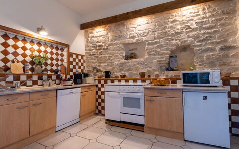 Belles Pierres: Cabinetry, Comptoir, Bâtiment, Robinet, Cuisine, Cuisinière, Bois, Appareil De Cuisine, Design Intérieur, Evier
