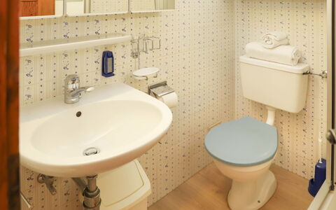 Verbier 231: Robinet, Luminaire Plomberie, Évier, Lavabo, Propriété, Blanc, Plante, Violet, Bleu, Salle De Bains