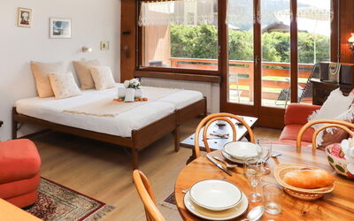 Verbier 231: Table, Meubles, Propriété, Bâtiment, Vaisselle, Confort, Vaisselle, Bois, Fenêtre, Orange