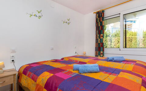 Moré Iii: Meubles, Propriété, Bâtiment, Bleu Azur, Orange, Textile, Éclairage, Cadre De Lit, Design Intérieur, Jaune