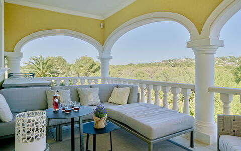 Villa Ewa: Table, Propriété, Ciel, Meubles, Bleu Azur, Ombre, Design Intérieur, Jaune, Sol, Mur