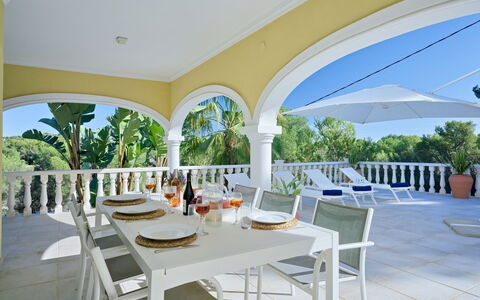 Villa Ewa: Table, Meubles, Bâtiment, Chaise, Plante, Ciel, Piscine, Mobilier De Jardin, Ombre, Design Intérieur
