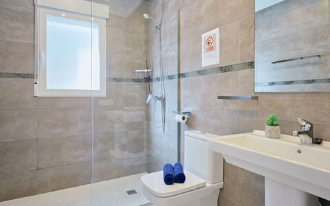 Villa Ewa: Luminaire Plomberie, Propriété, Robinet, Salle De Bains, Évier, Bleu Azur, Bâtiment, Douche, Tete De Douche, Design Intérieur