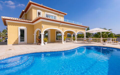Villa Ewa: L'Eau, Ciel, Plante, Propriété, Bâtiment, Piscine, Bleu, Bleu Azur, Nuage, Station Balnéaire