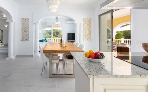 Villa Ewa: Table, Propriété, Cabinetry, Meubles, Comptoir, Design Intérieur, Bois, Cuisine, Sol, Sol