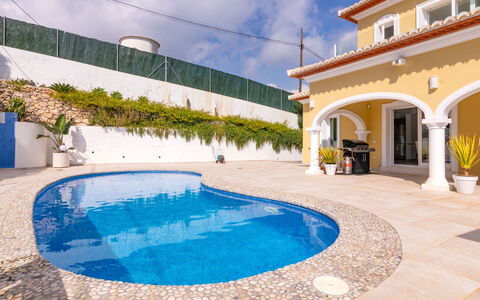 Villa Ewa: L'Eau, Ciel, Nuage, Plante, Propriété, Bâtiment, Bleu, Piscine, Maison, Arbre