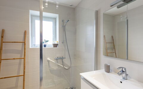 Les Dunes: Miroir, Robinet, Luminaire Plomberie, Propriété, Évier, Tete De Douche, Salle De Bains, Lavabo, Bâtiment
