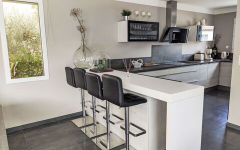 Cedelen: Meubles, Sol, Design Intérieur, Comptoir, Cuisine, Sol, Bois, Cabinetry, Tabouret, Domicile