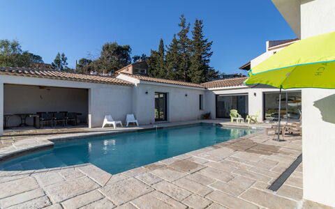 Cedelen: Ciel, Bâtiment, Propriété, L'Eau, Piscine, Bleu Azur, Plante, Ombre, Arbre, Chaise