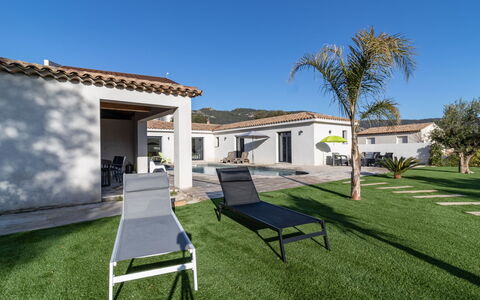 Cedelen: Plante, Ciel, Propriété, Bâtiment, Ombre, Lot Terre, Arbre, Chalet, Mobilier De Jardin, Herbe