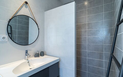 Cedelen: Miroir, Robinet, Évier, Luminaire Plomberie, Propriété, Lavabo, Bâtiment, Salle De Bains