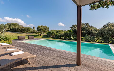 Villa Lavezzi: L'Eau, Ciel, Nuage, Propriété, Plante, Piscine, Arbre, Ombre, Bâtiment, Rectangle