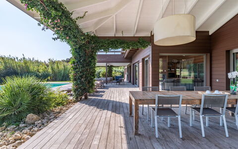 Villa Lavezzi: Plante, Meubles, Propriété, Table, Chaise, Ombre, Architecture, Bois, Design Intérieur, Mobilier De Jardin