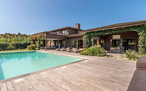 Villa Lavezzi: Ciel, L'Eau, Plante, Propriété, Bâtiment, Fenêtre, Piscine, Bois, Ombre, Maison