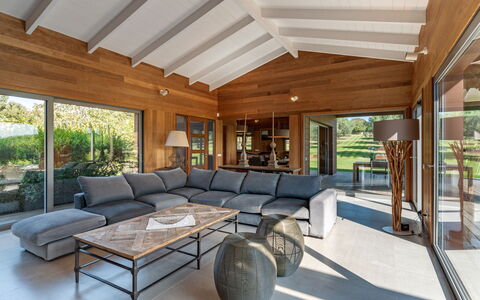 Villa Lavezzi: Propriété, Meubles, Plante, Table, Canapé, Bois, Ombre, Design Intérieur, Salon, Architecture