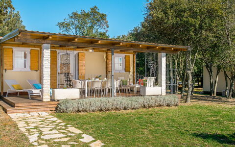 Rovinj Bale 312: Bâtiment, Plante, Ciel, Propriété, Fenêtre, Arbre, Porte, Porche, Maison, Ombre