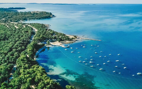 Rovinj Bale 312: L'Eau, Ressources En Eau, Ciel, Bleu Azur, Paysage Naturel, Cotiers Et Relief Océaniques, Plage, Arbre, Paysage, Horizon
