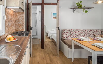 Mobilhome Deluxe 312.3: Table, Propriété, Cabinetry, Bois, Design Intérieur, Sol, Sol, Bâtiment, Cuisine